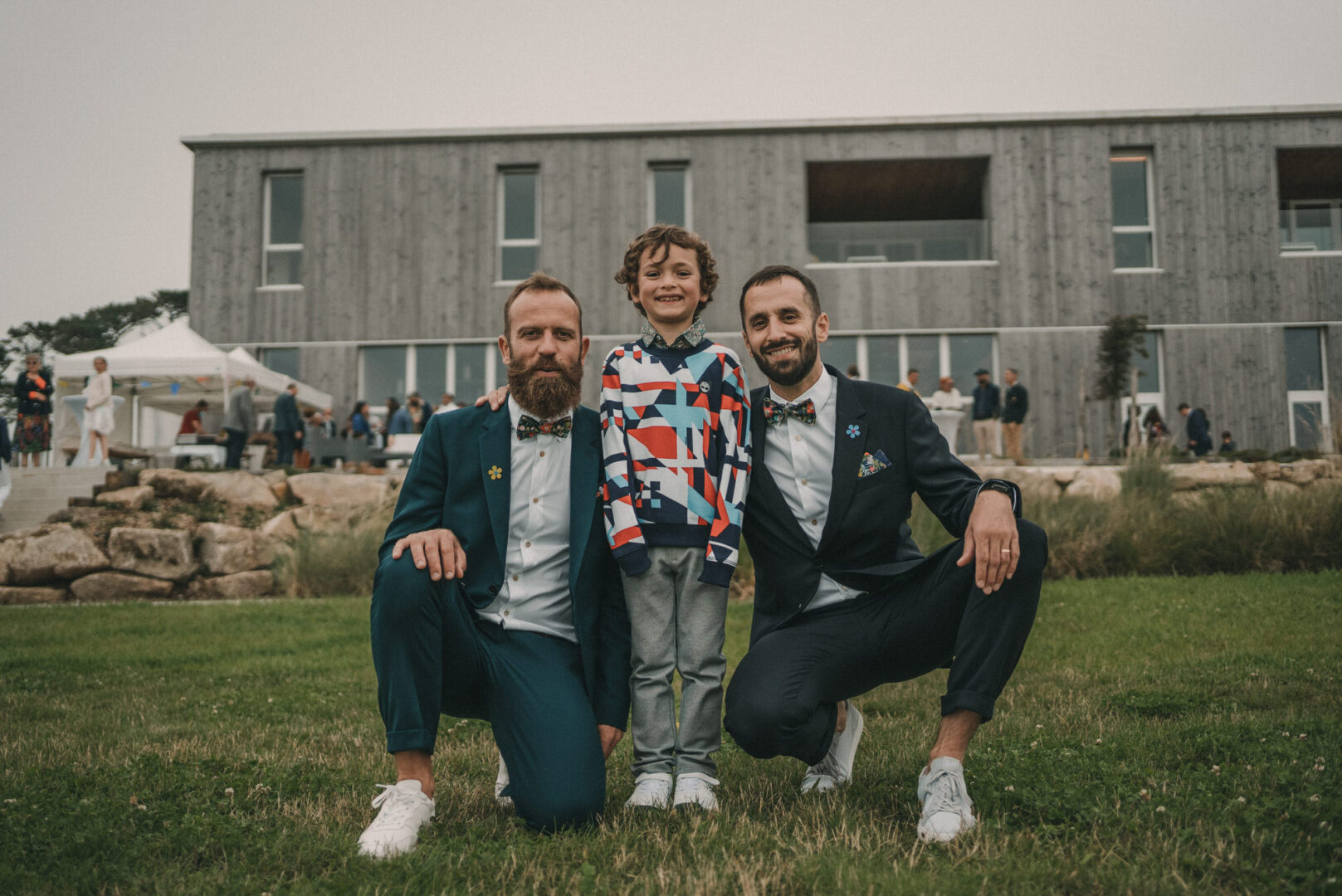 Photo de mariage de Jean-Marie & Guillaume à la mairie de Brest et à la Colonie de Trezien à Plouarzel en Bretagne par Antoine Borzeix-558