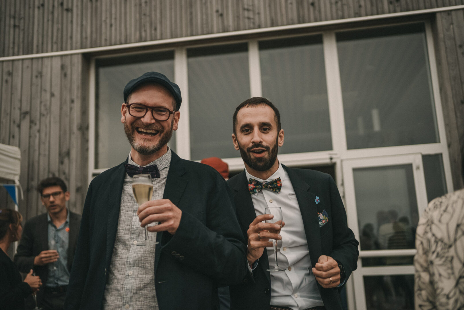 Photo de mariage de Jean-Marie & Guillaume à la mairie de Brest et à la Colonie de Trezien à Plouarzel en Bretagne par Antoine Borzeix-871
