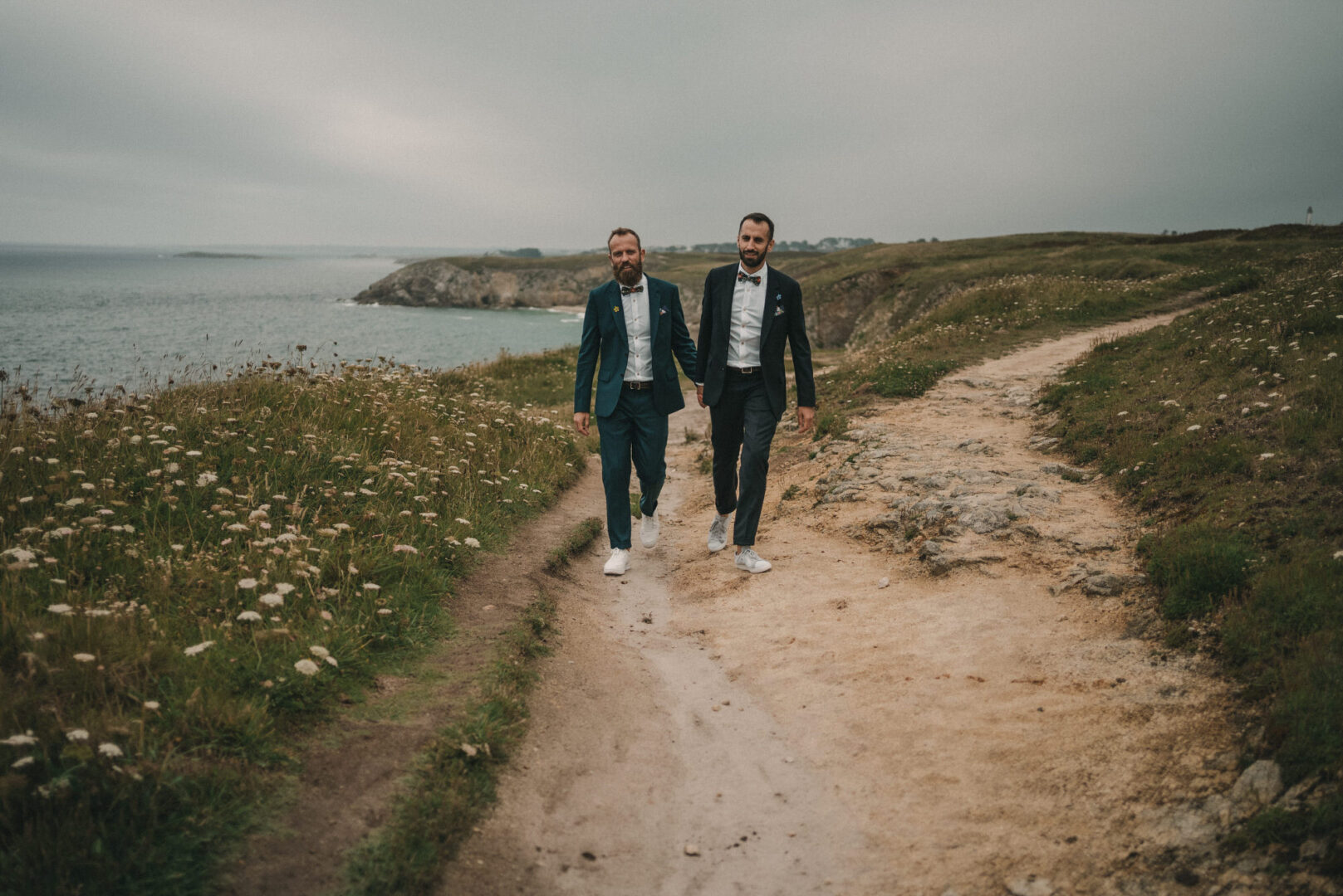 Photo de mariage de Jean-Marie & Guillaume à la mairie de Brest et à la Colonie de Trezien à Plouarzel en Bretagne par Antoine Borzeix-978