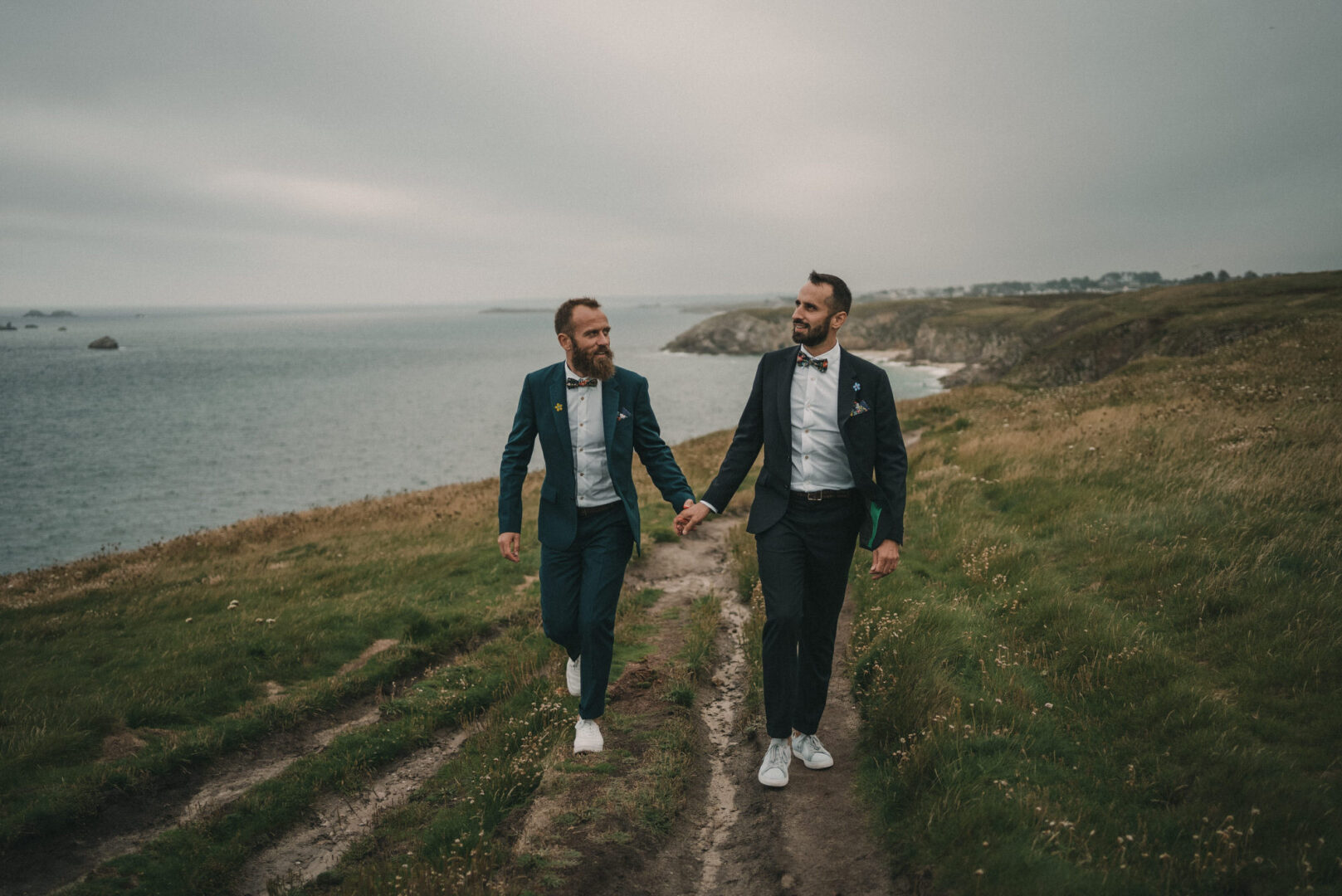 Photo de mariage de Jean-Marie & Guillaume à la mairie de Brest et à la Colonie de Trezien à Plouarzel en Bretagne par Antoine Borzeix-987