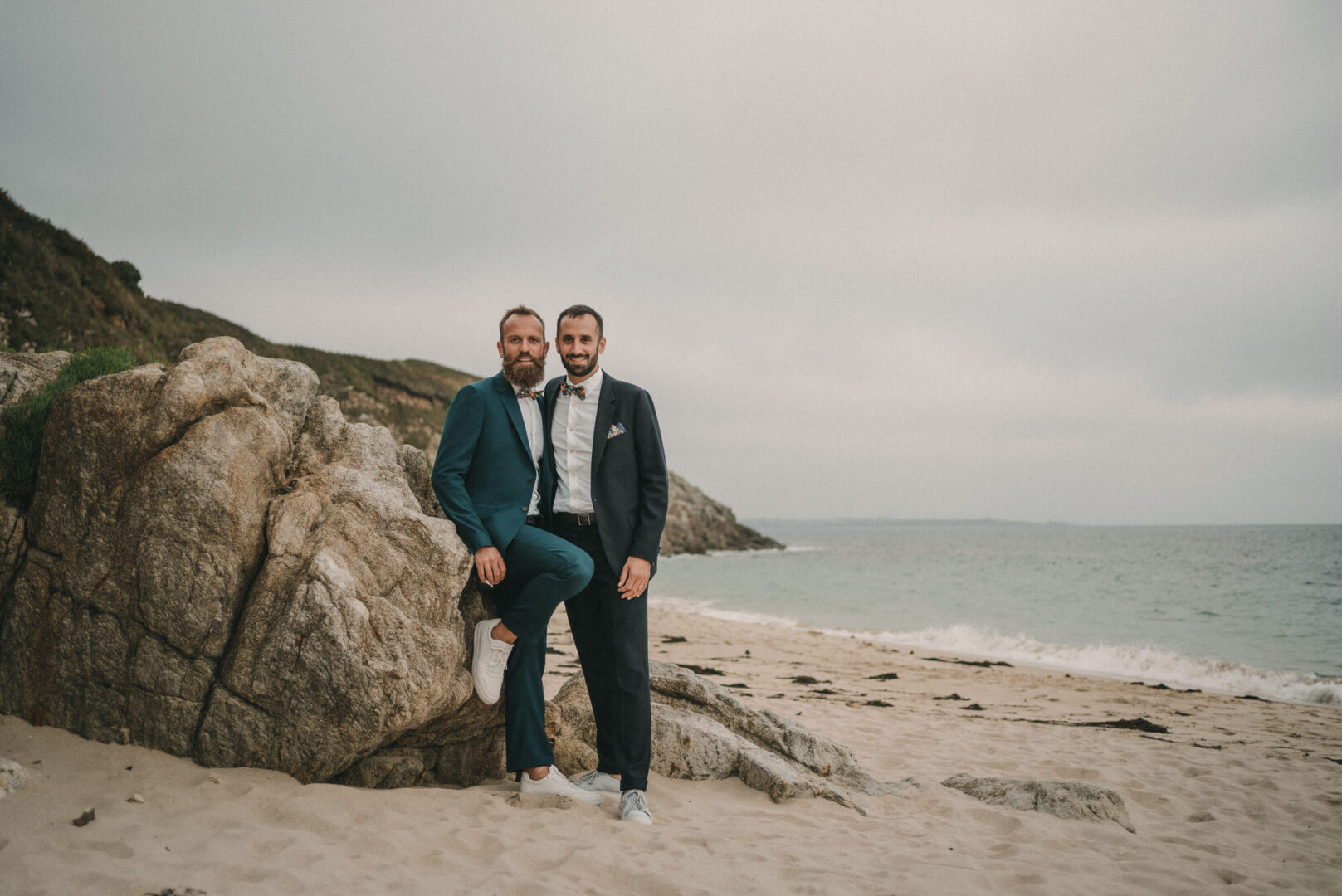 Photo de mariage de Jean-Marie & Guillaume à la mairie de Brest et à la Colonie de Trezien à Plouarzel en Bretagne par Antoine Borzeix-989