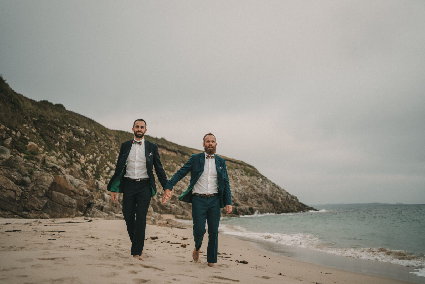 Photo de mariage de Jean-Marie & Guillaume à la mairie de Brest et à la Colonie de Trezien à Plouarzel en Bretagne par Antoine Borzeix-996
