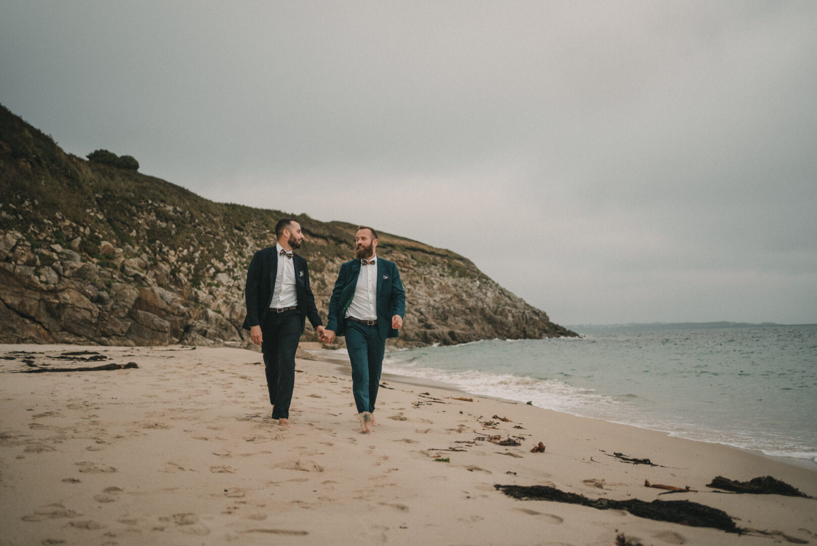 Photo de mariage de Jean-Marie & Guillaume à la mairie de Brest et à la Colonie de Trezien à Plouarzel en Bretagne par Antoine Borzeix-999