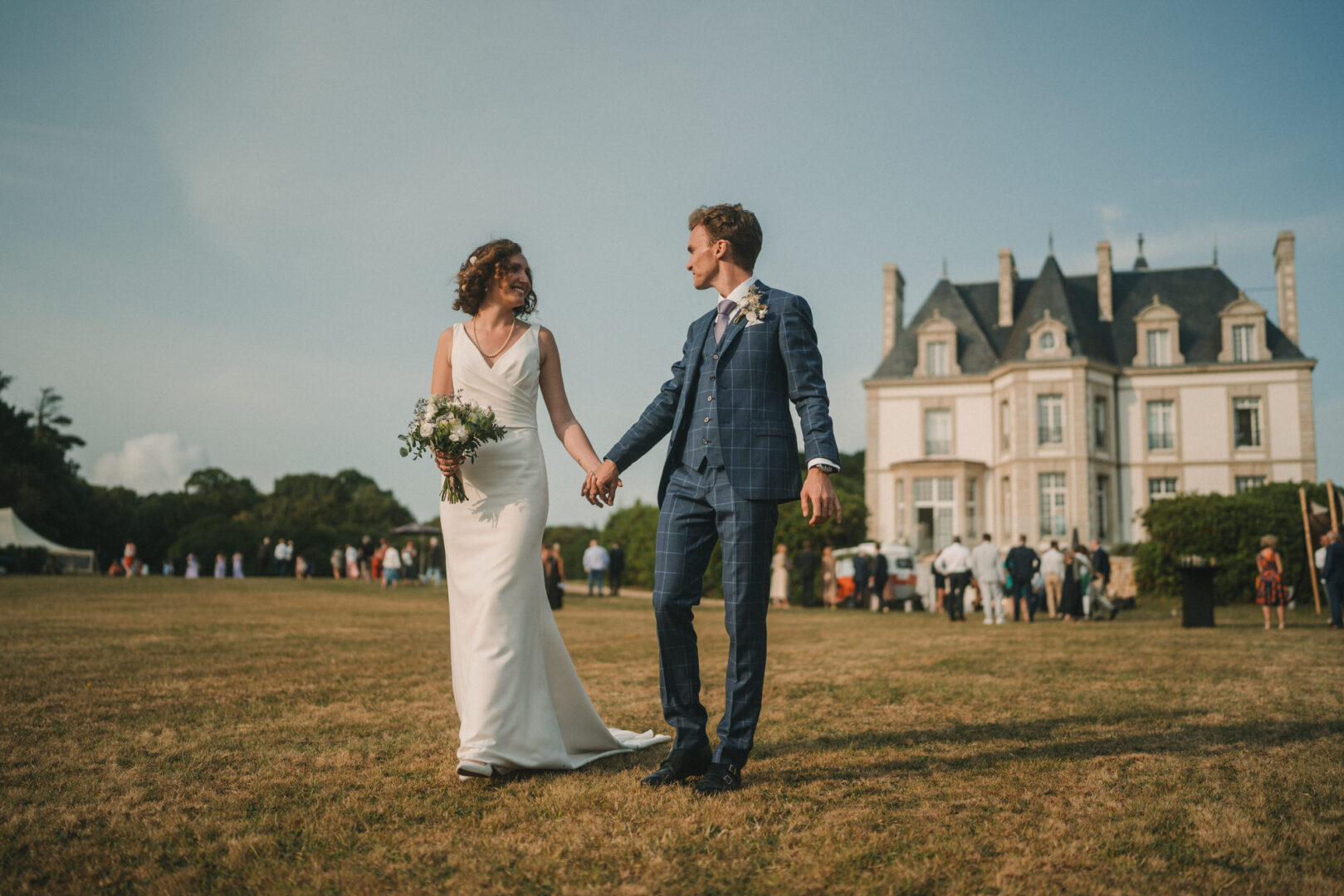 Photo de mariage de M&M au Château Les Garennes à Clohars-Fouesnant Bénodet par Antoine Borzeix 1500