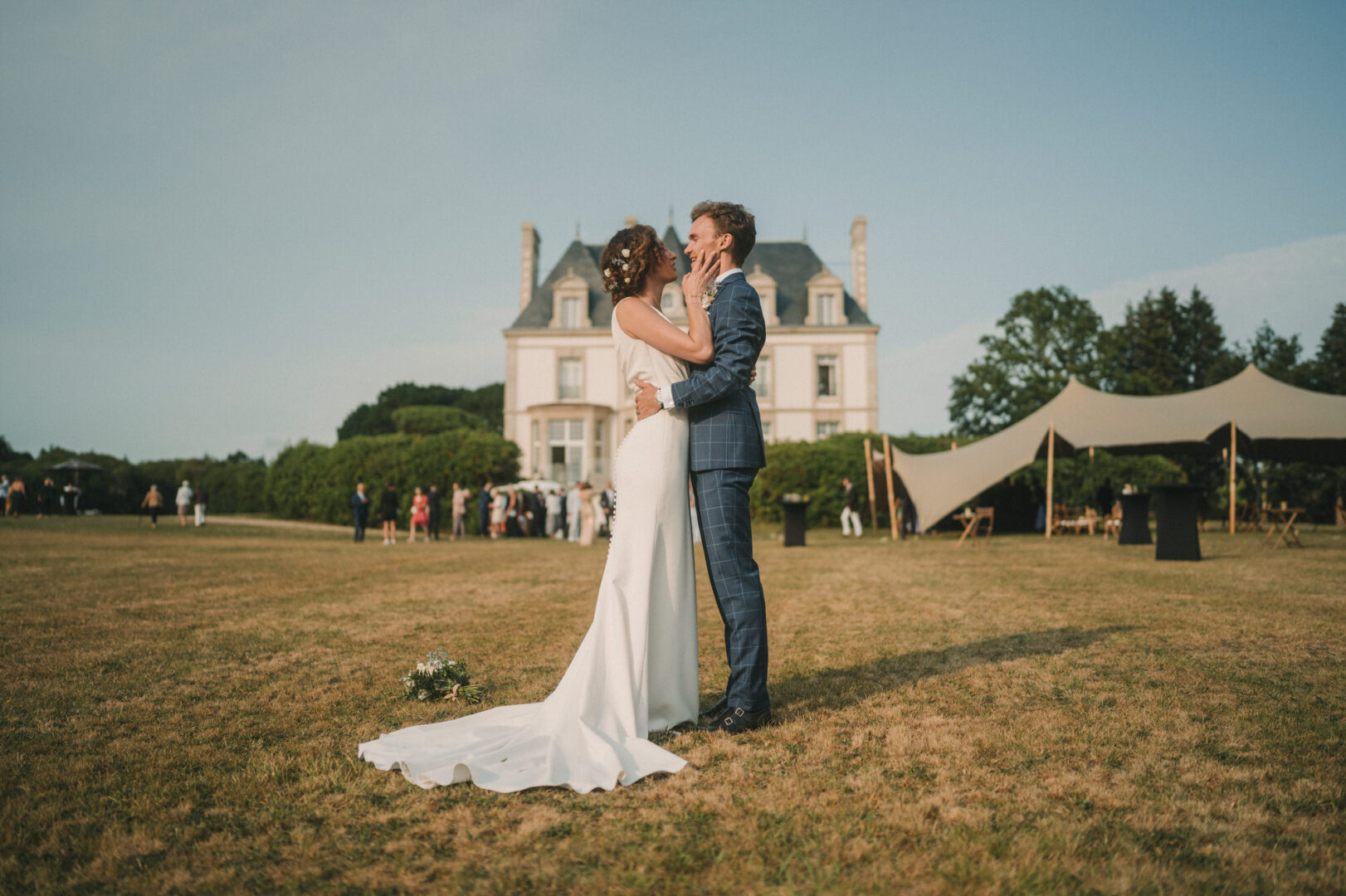 Photo de mariage de M&M au Château Les Garennes à Clohars-Fouesnant Bénodet par Antoine Borzeix 1523