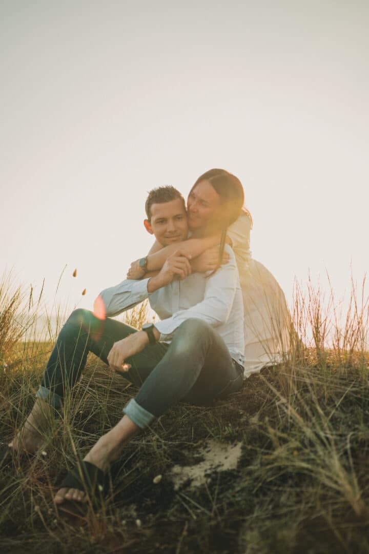 Photo de couple sur la plage au coucher du soleil dans le Finistère par Antoine Borzeix-13
