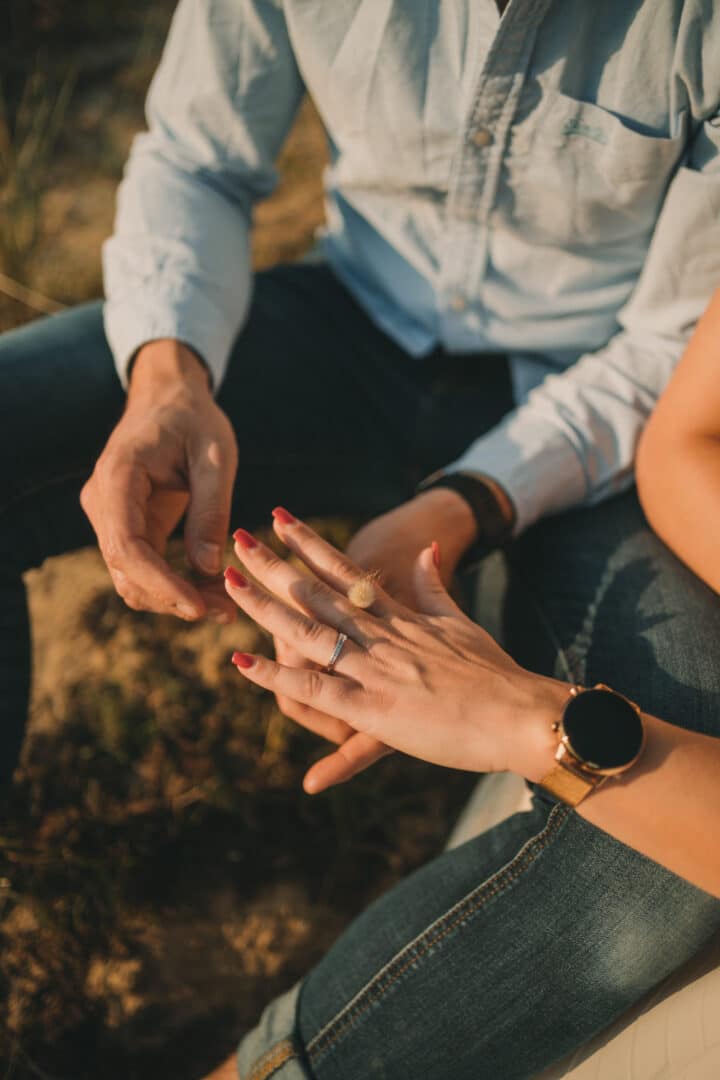 Photo de couple sur la plage au coucher du soleil dans le Finistère par Antoine Borzeix-17