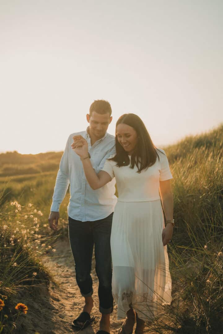 Photo de couple sur la plage au coucher du soleil dans le Finistère par Antoine Borzeix-21