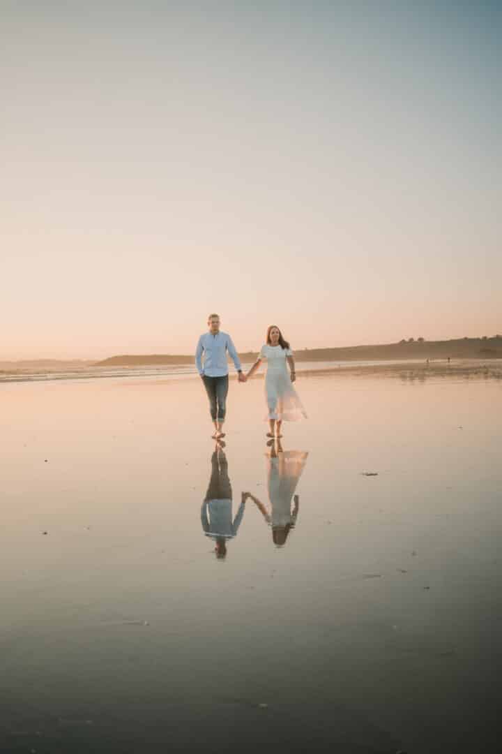 Photo de couple sur la plage au coucher du soleil dans le Finistère par Antoine Borzeix-33
