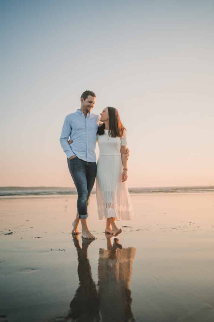 Photo de couple sur la plage au coucher du soleil dans le Finistère par Antoine Borzeix-35