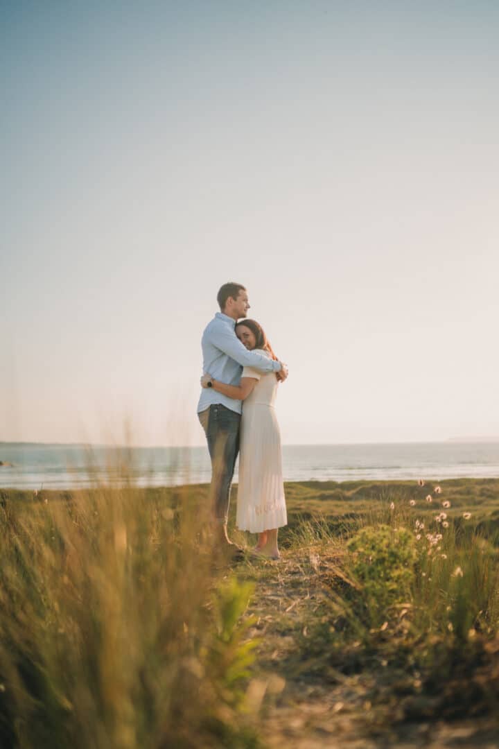 Photo de couple sur la plage au coucher du soleil dans le Finistère par Antoine Borzeix-4