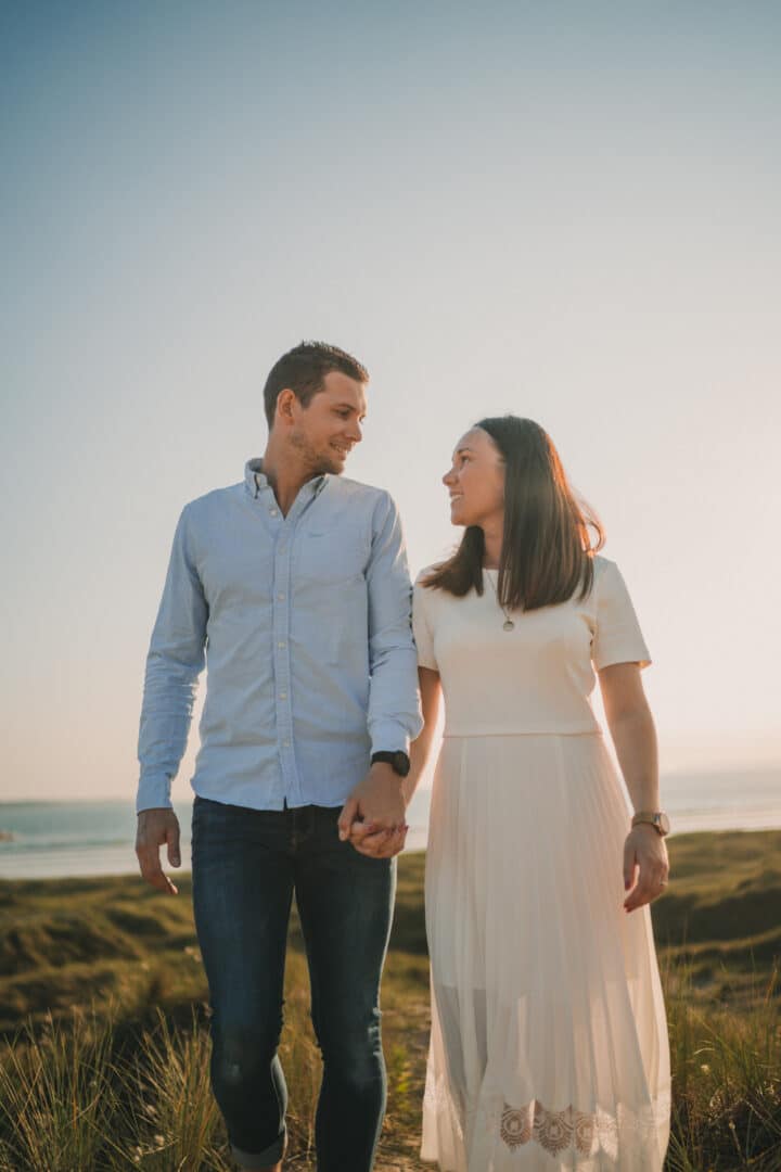 Photo de couple sur la plage au coucher du soleil dans le Finistère par Antoine Borzeix-5