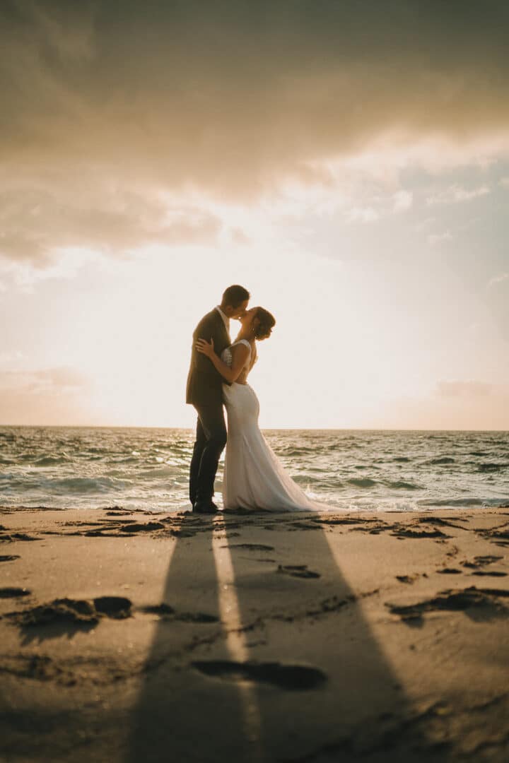 Séance photo de mariés sur la plage en Finistère par Antoine Borzeix-24
