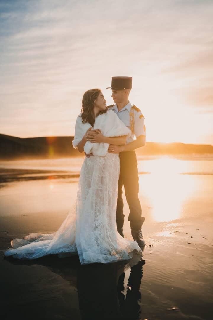 Photo de mariage de A&K au coucher du soleil en Bretagne par Antoine Borzeix-209