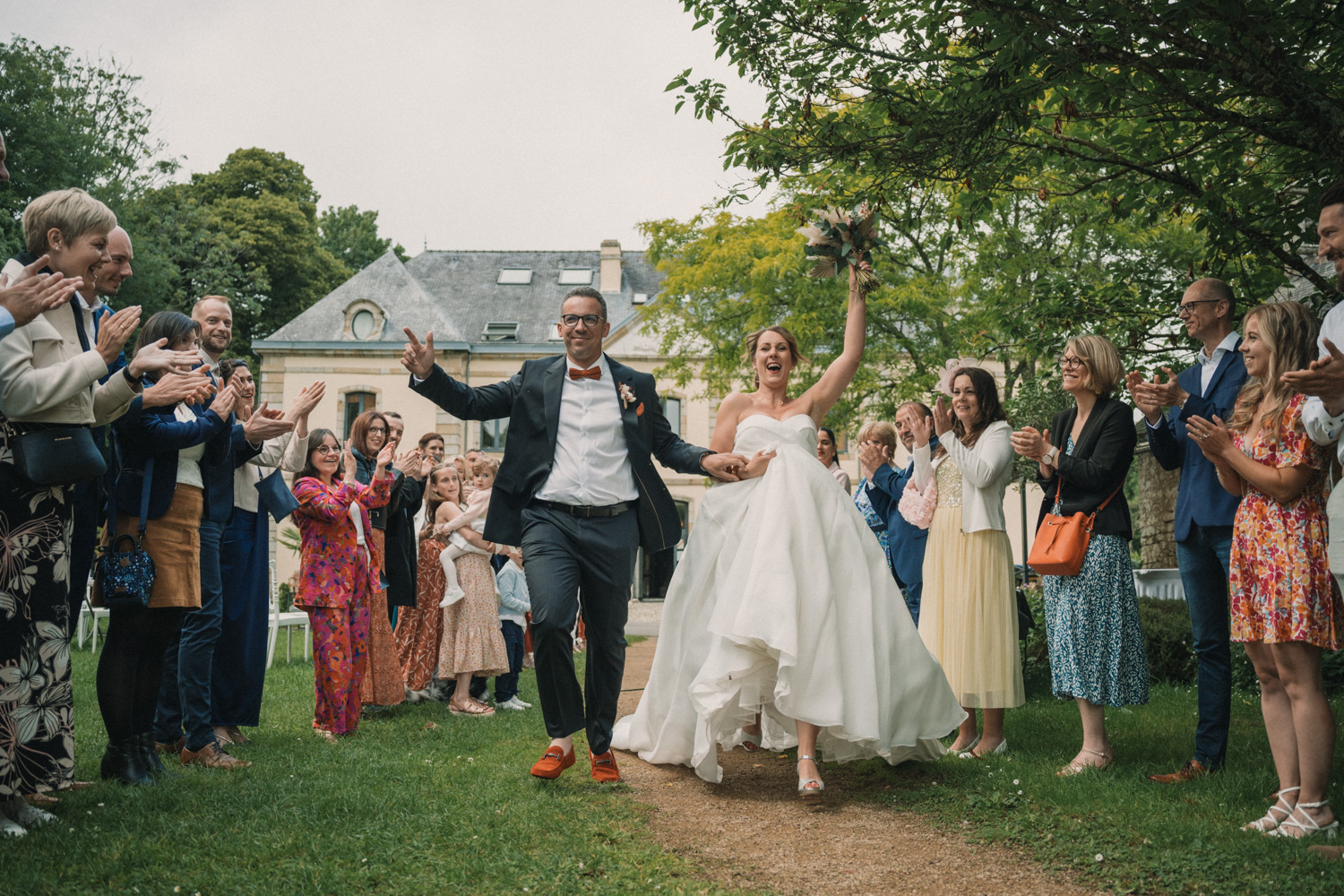 Photo de mariage élégant pluvieux de J&R au Manoir des Indes à Quimper par Antoine Borzeix-119