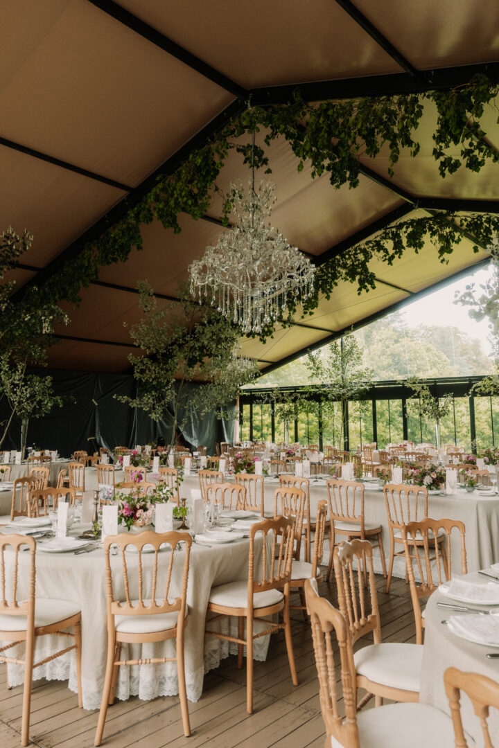 Décoration salle de mariage par Antoine Borzeix photographe de mariage à Quimper-51