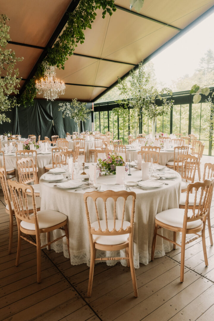 Décoration salle de mariage par Antoine Borzeix photographe de mariage à Quimper-63