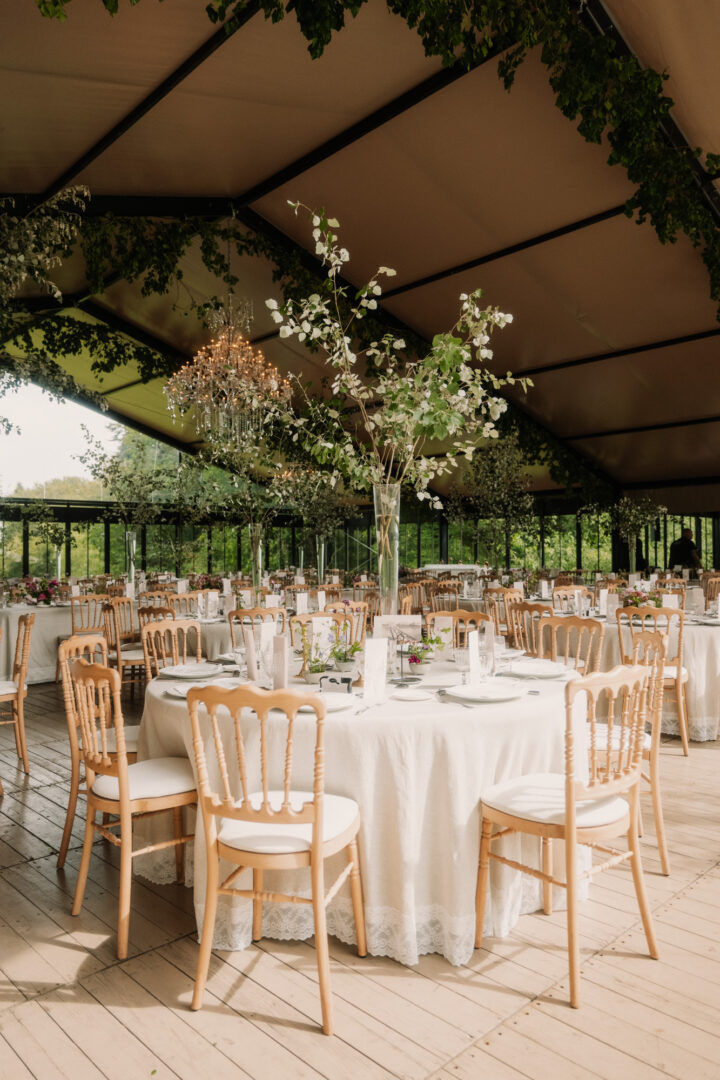 Décoration salle de mariage par Antoine Borzeix photographe de mariage à Quimper-66