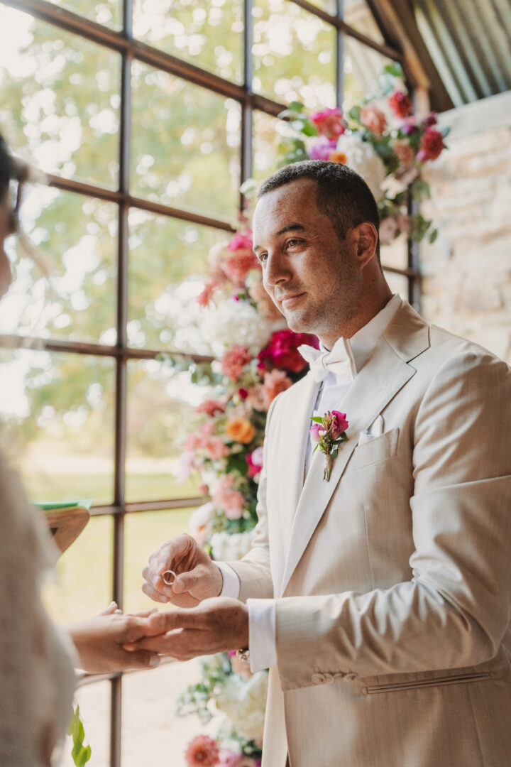 Photo de mariage de N&B au Domaine de Keriquel à Riec sur Belon par Antoine Borzeix-136