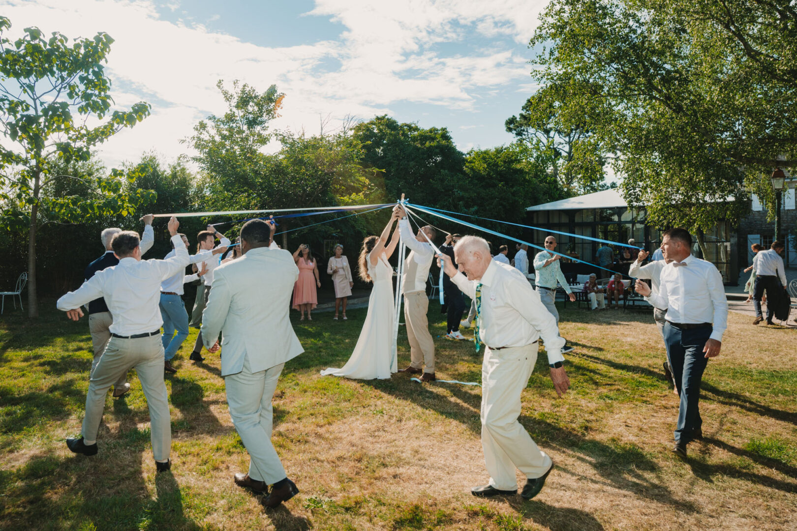 Photo de mariage de N&B au Domaine de Keriquel à Riec sur Belon par Antoine Borzeix-232