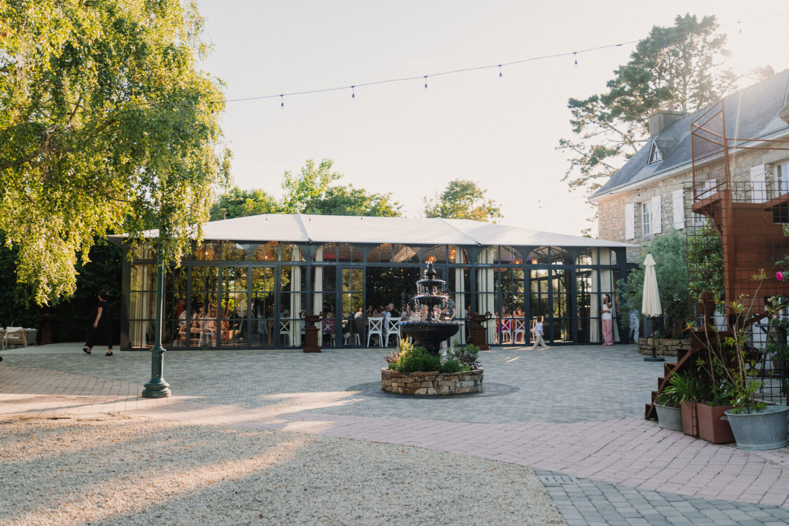 Photo de mariage de N&B au Domaine de Keriquel à Riec sur Belon par Antoine Borzeix-264